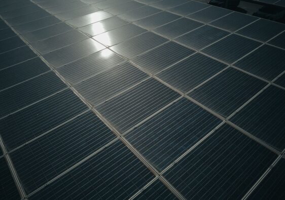 Elektrisch zonnescherm en screens op zonne-energie