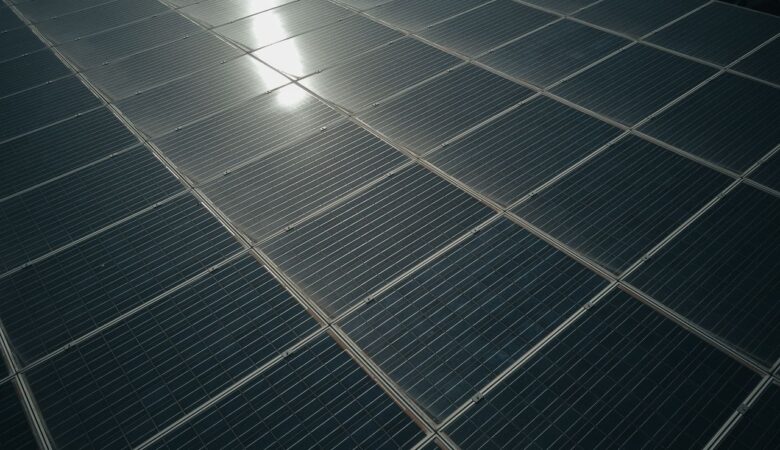 Elektrisch zonnescherm en screens op zonne-energie