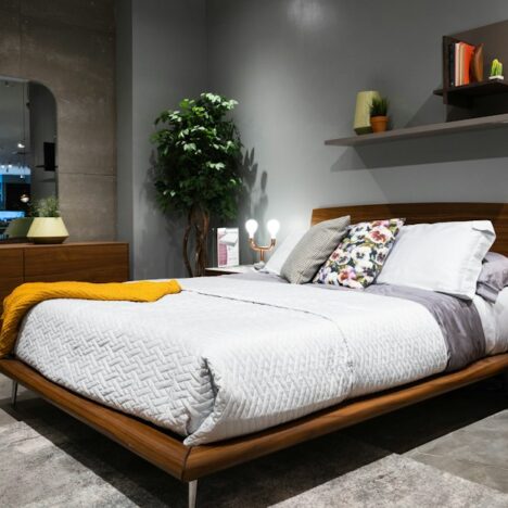 Zo richt je een zolder met schuine wanden in als slaapkamer