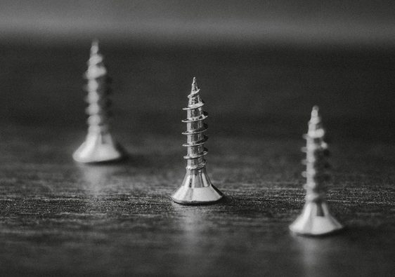Schroeven voor hout, metaal en steen: wat zijn de verschillen?