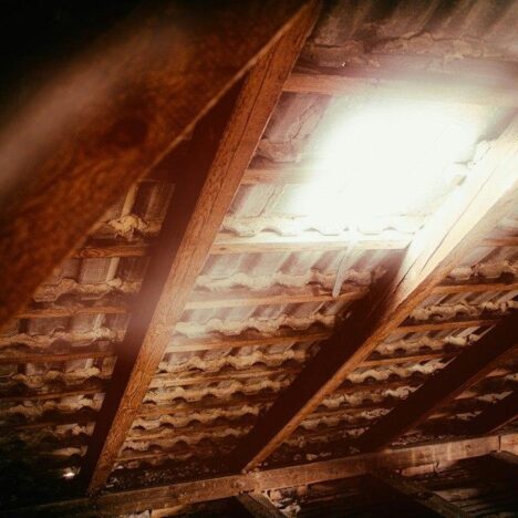 Zo maak je van je woonkamer een rustige lichtzone met spots en wandlicht