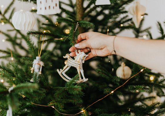 Kerstballen en hangers combineren: zo krijgt je boom meer diepte