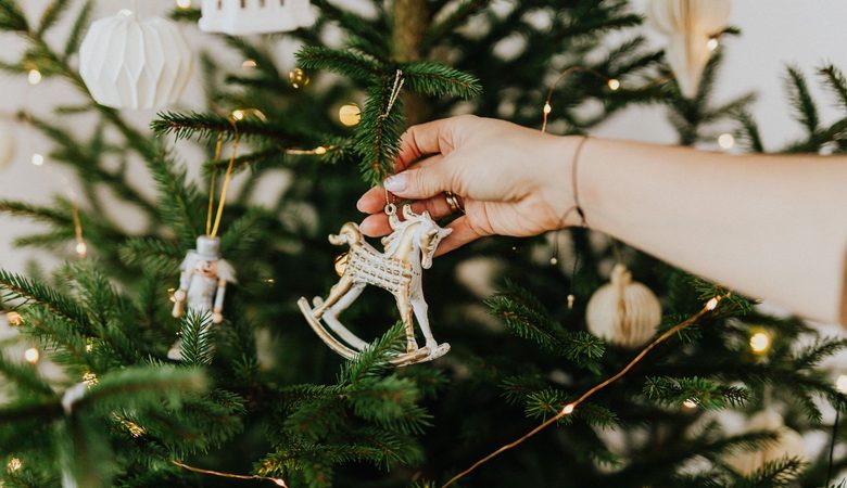 Kerstballen en hangers combineren: zo krijgt je boom meer diepte