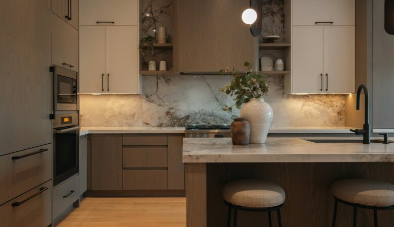 Zo creëer je rust in een landelijke keuken binnen een modern huis
