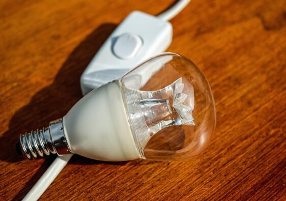 Zo maak je van je woonkamer een rustige lichtzone met spots en wandlicht